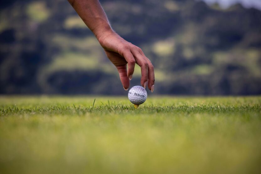 Golfball mit haven Aufschrift liegt auf Rasen